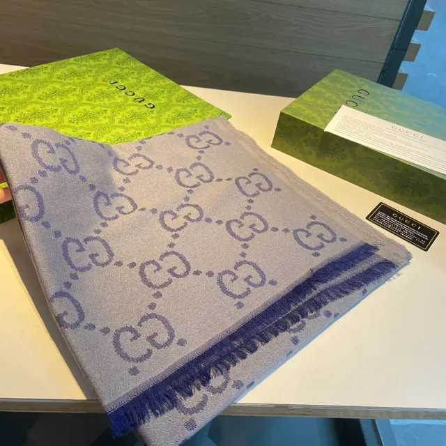 Écharpe Gucci GG Monogram Gris Clair et Violet en Cachemire 6