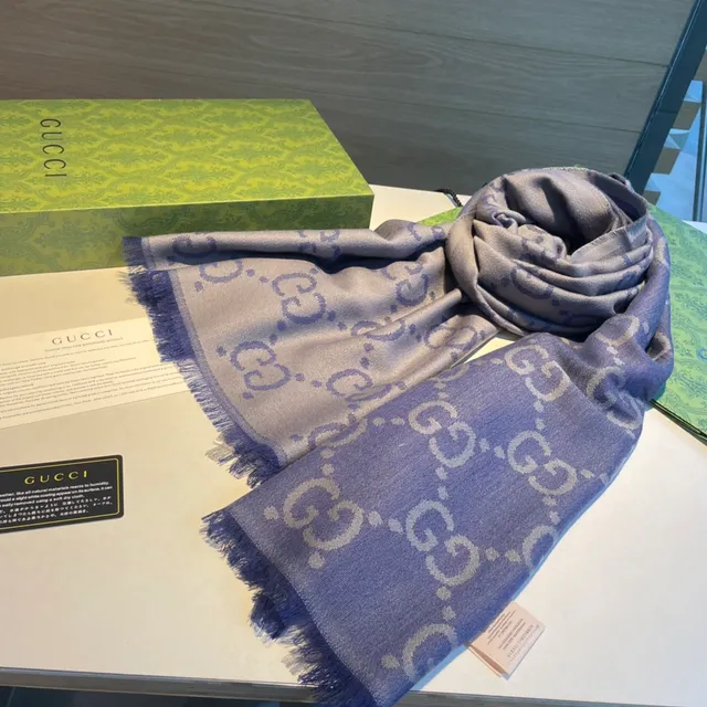 Écharpe Gucci GG Monogram Gris Clair et Violet en Cachemire 7