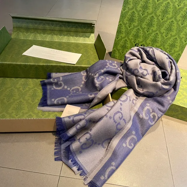 Écharpe Gucci GG Monogram Gris Clair et Violet en Cachemire 8