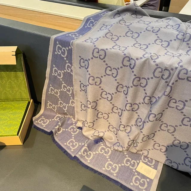 Écharpe Gucci GG Monogram Gris Clair et Violet en Cachemire 9
