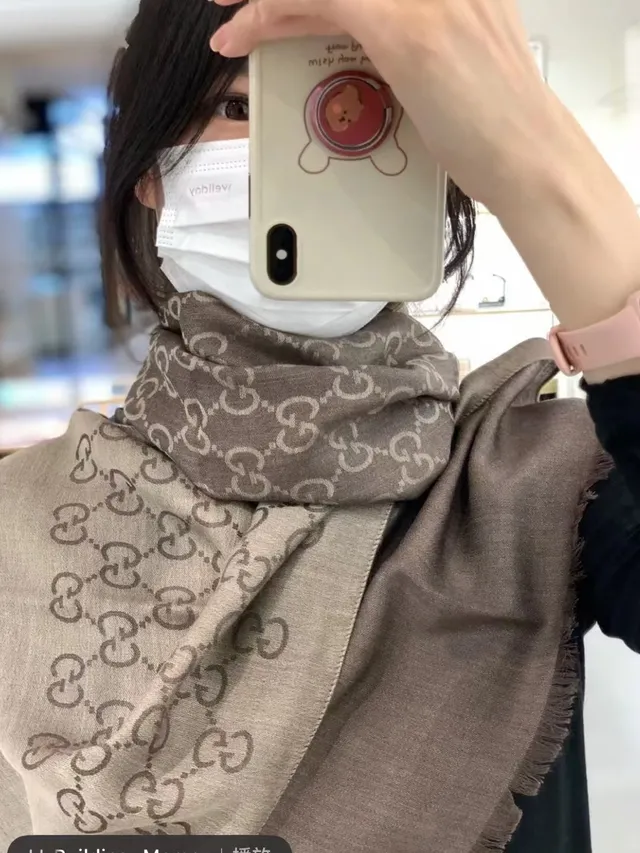 Gucci GG Monogram Bufanda de Seda Tejida 2