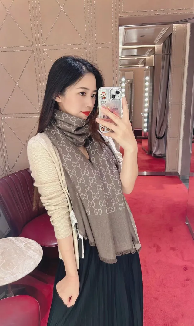 Gucci GG Monogram Bufanda de Seda Tejida 3