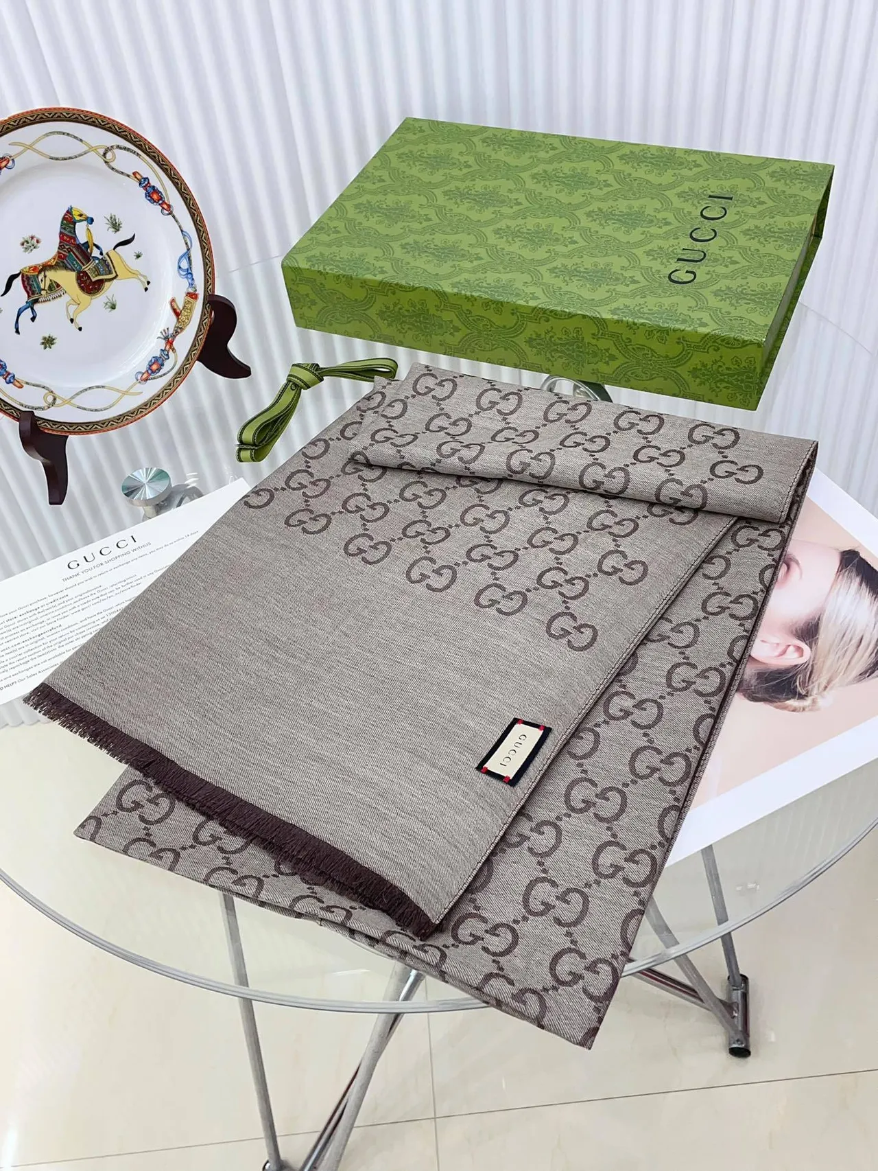 Gucci GG Monogram Bufanda de Seda Tejida 5
