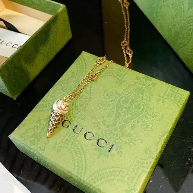 Gucci Chaîne d'Or avec Pendentif Interlocking G Logo 2