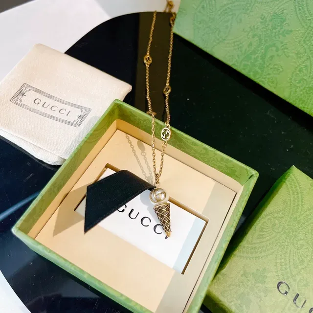 Gucci Chaîne d'Or avec Pendentif Interlocking G Logo 4