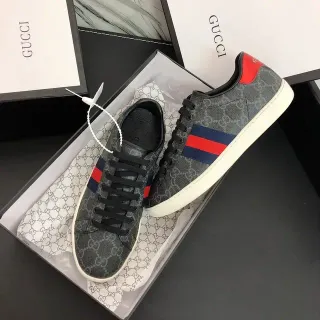 Gucci gris y rojo GG monograma canvas web stripe detalle lifestyle sneakers