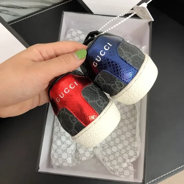 Gucci gris et rouge GG monogramme toile rayure web détail lifestyle sneakers 2
