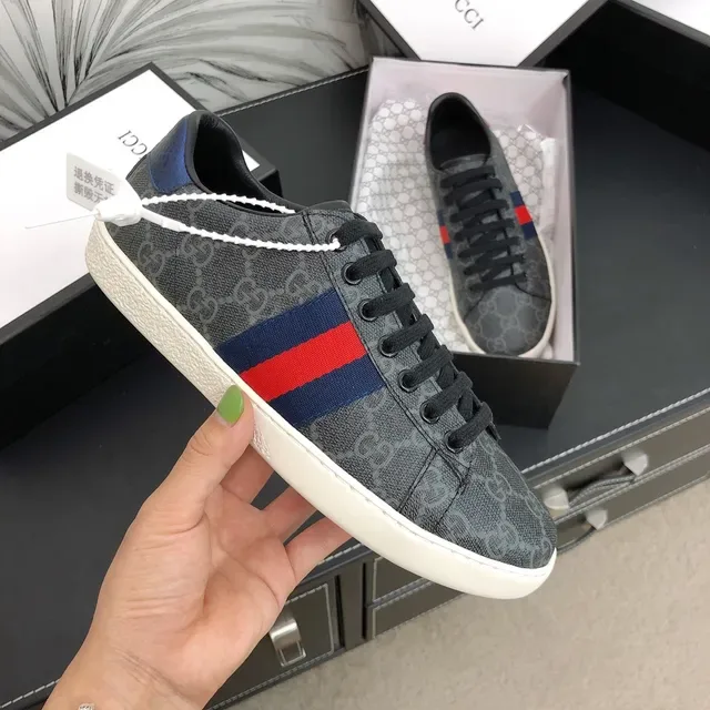 Gucci gris et rouge GG monogramme toile rayure web détail lifestyle sneakers 3