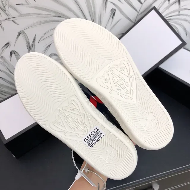 Gucci gris et rouge GG monogramme toile rayure web détail lifestyle sneakers 5