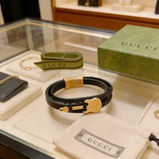 سوارة Gucci بطبعة جيتار من جلد متشابك