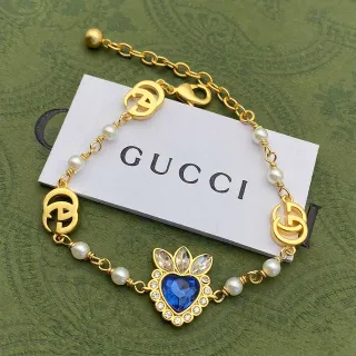 Gucci 心形珍珠吊坠和 GG Logo 金色手链