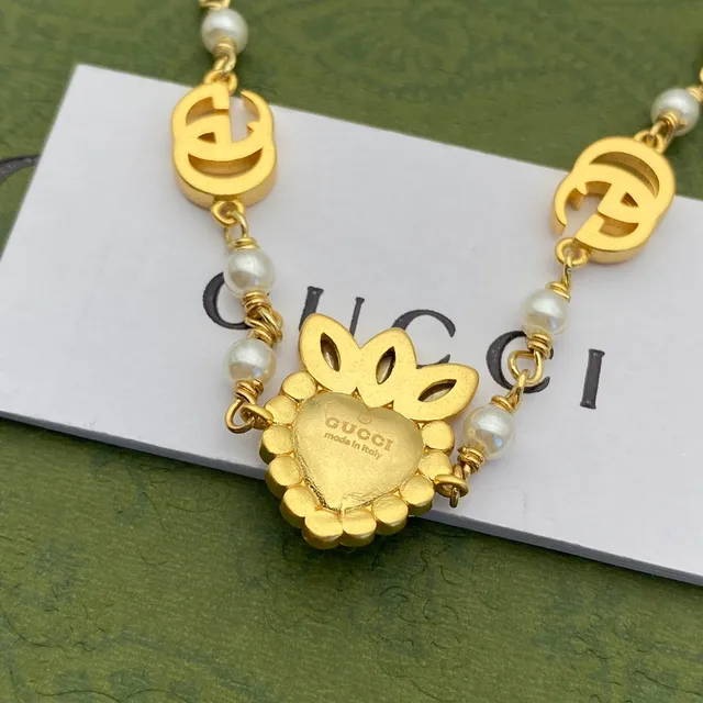Gucci Pendentif Cœur Perle et Bracelet avec GG Logo en or 3