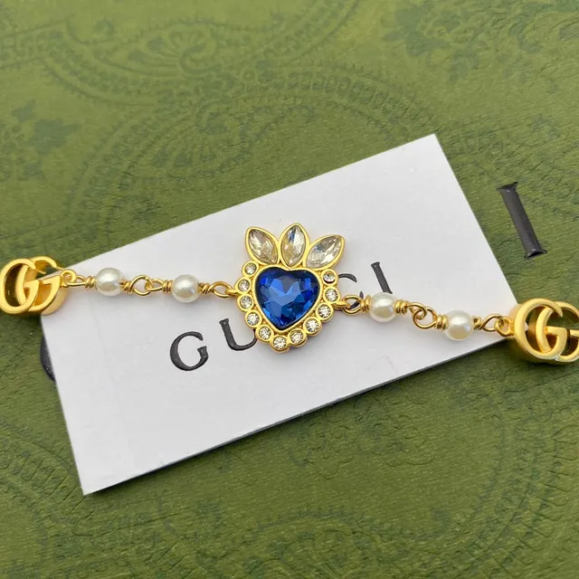 Gucci Pendentif Cœur Perle et Bracelet avec GG Logo en or 4