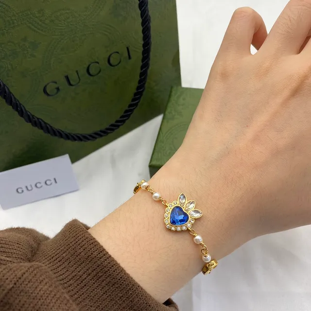 Gucci Pendentif Cœur Perle et Bracelet avec GG Logo en or 5