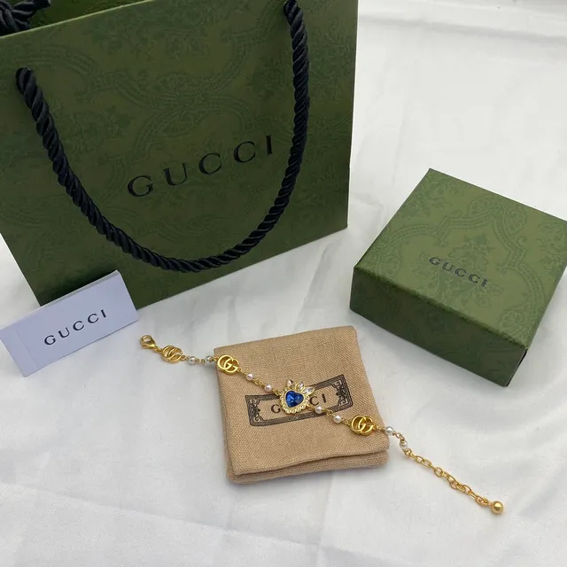 Gucci Pendentif Cœur Perle et Bracelet avec GG Logo en or 6
