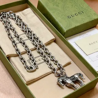 Gucci Horsebit 1955 রূপালী বেইজ টুইস্টেড লিংক চেইন খোদাই করা ঘোড়ার পেন্ডেন্ট হার