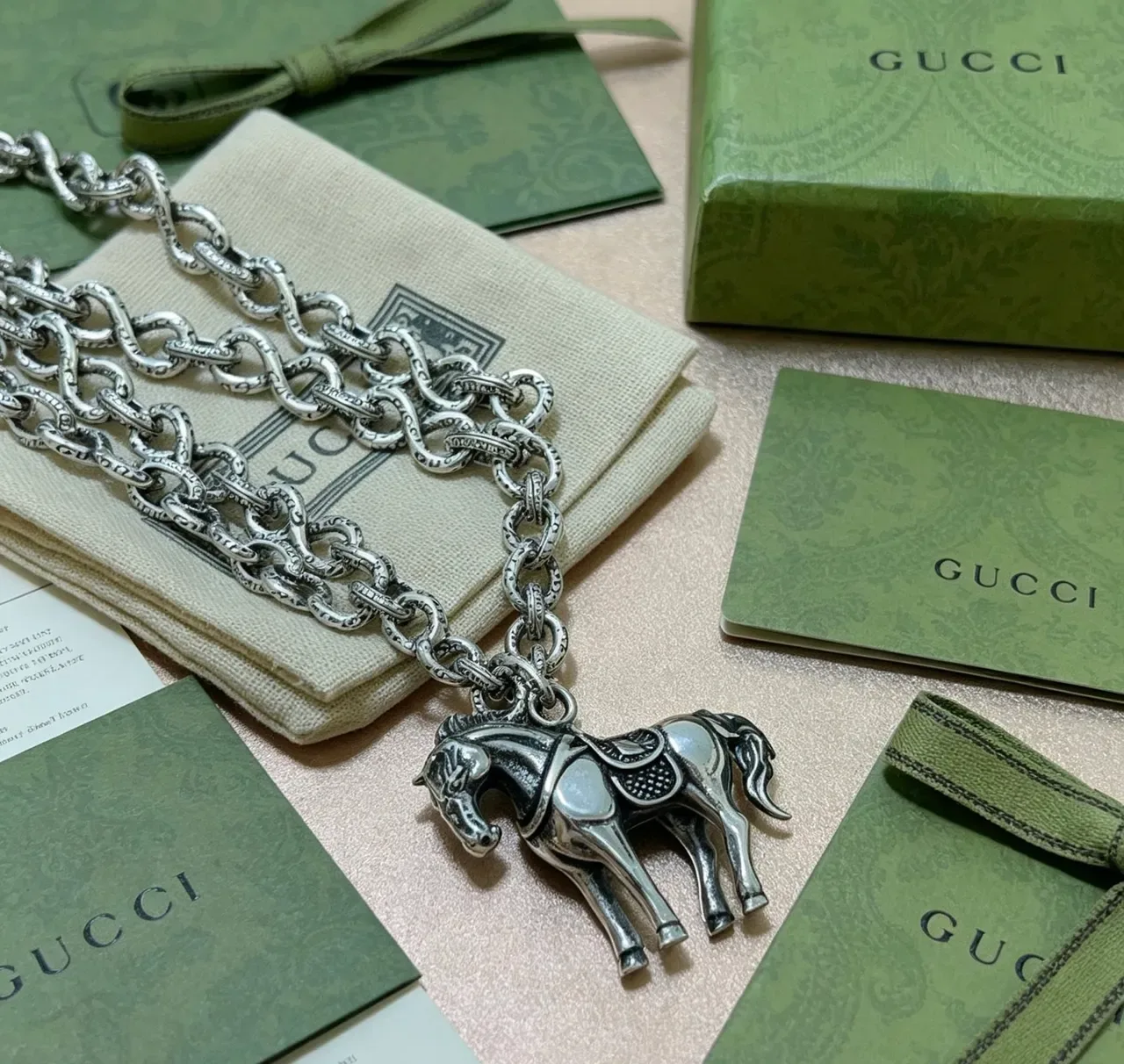 Gucci Horsebit 1955 银米色扭链雕塑马吊坠项链 2