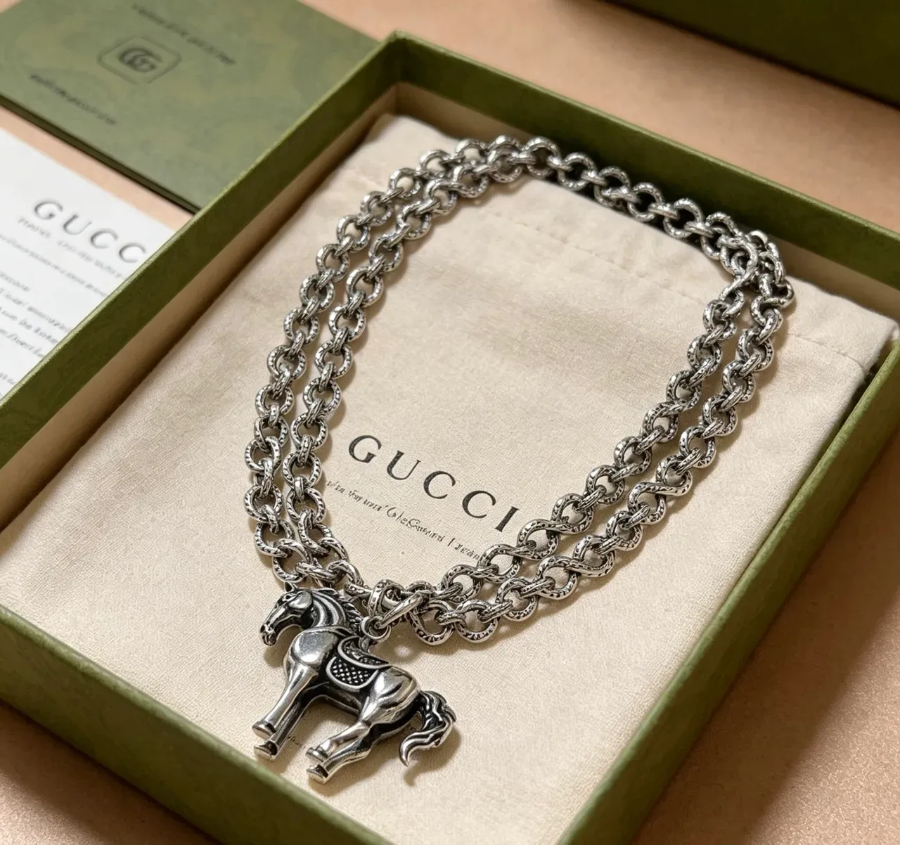 Gucci Horsebit 1955 银米色扭链雕塑马吊坠项链 3