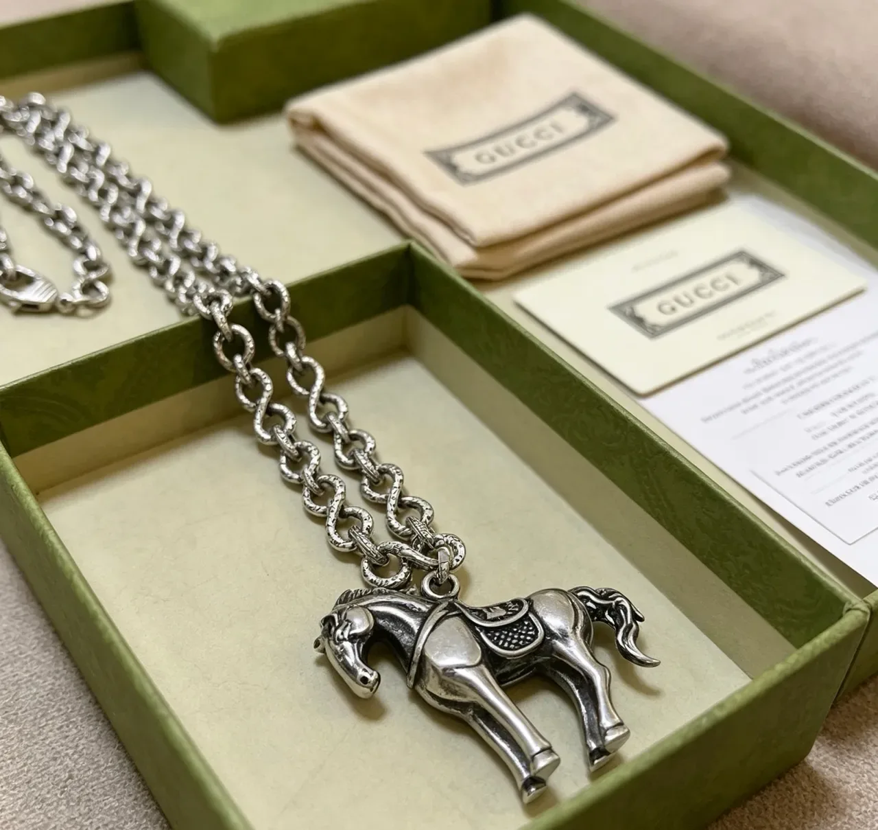 Gucci Horsebit 1955 银米色扭链雕塑马吊坠项链 7