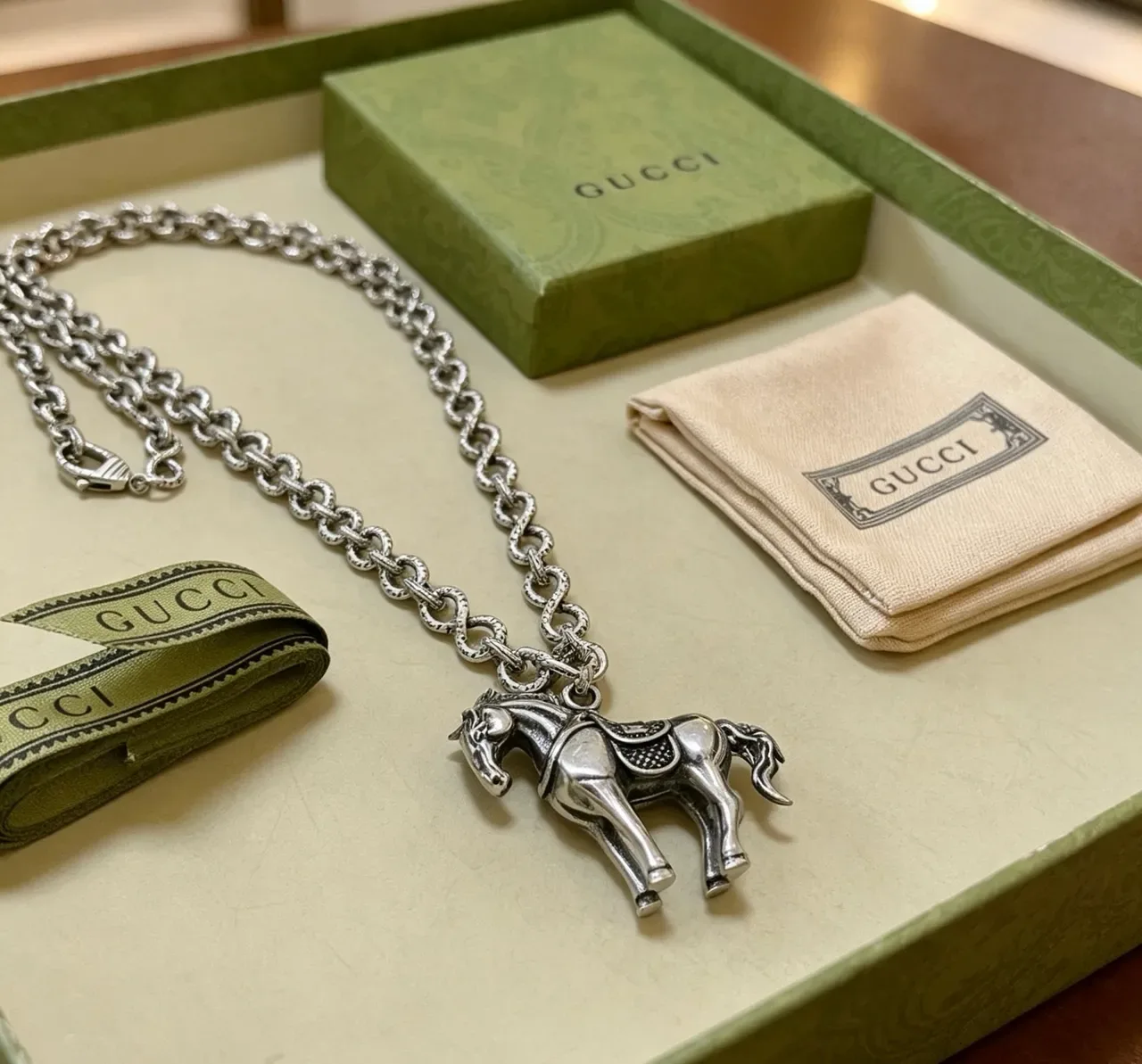 Gucci Horsebit 1955 银米色扭链雕塑马吊坠项链 9