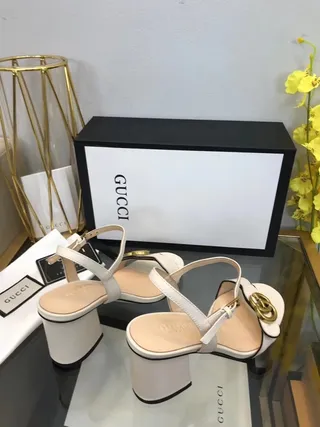 Gucci Horsebit 1955 Sandales Gladiator en cuir blanc et noir avec piping 8