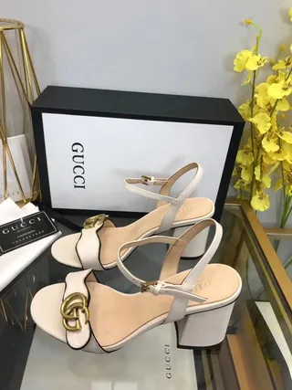 Gucci Horsebit 1955 Sandales Gladiator en cuir blanc et noir avec piping 9