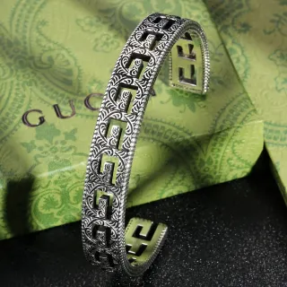إسورة كوف Gucci Interlocking G منقوشة فضية