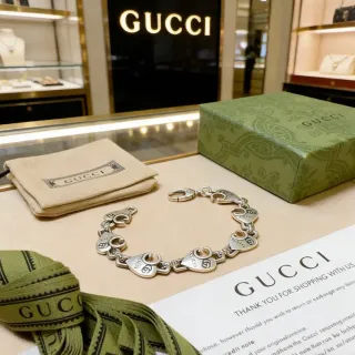 سوار Gucci Interlocking G Heart-Link بلون فضي