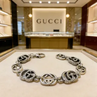 سوار Gucci Interlocking G رابط ملتوي فضي