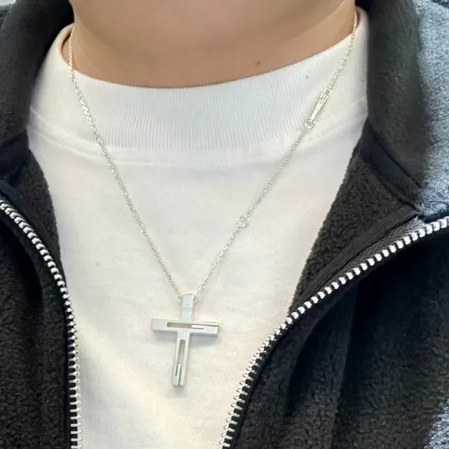 Gucci Minimalist Cross Pendant Necklace 2