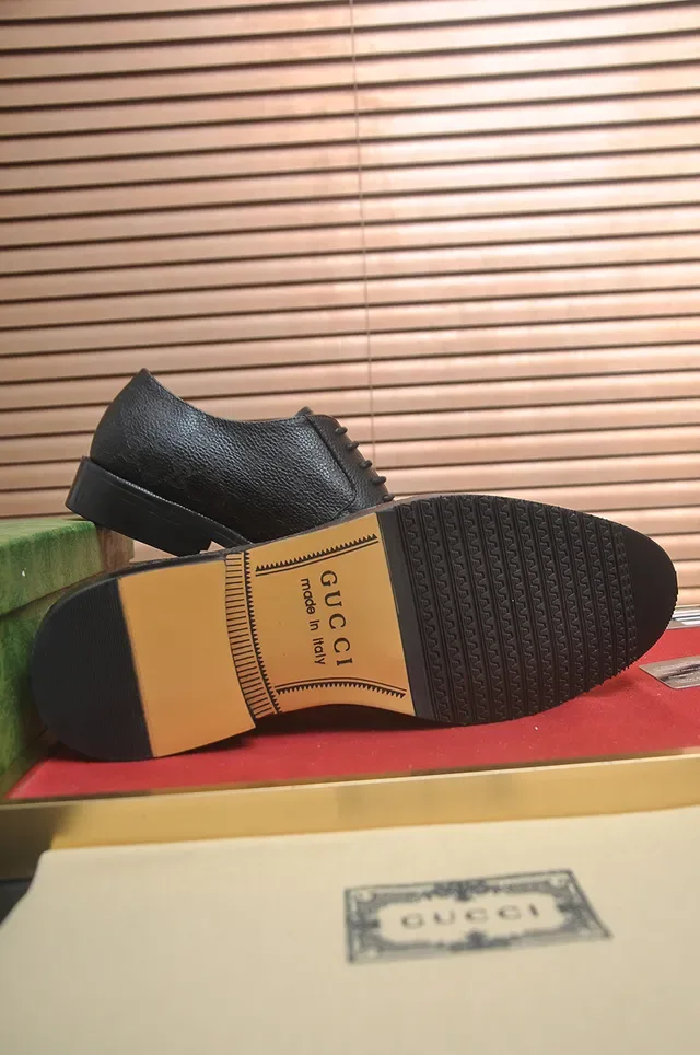 Gucci Chaussures Oxford en cuir à embout cap et monogramme 3