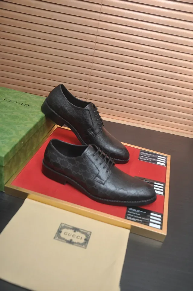 Gucci Chaussures Oxford en cuir à embout cap et monogramme 4