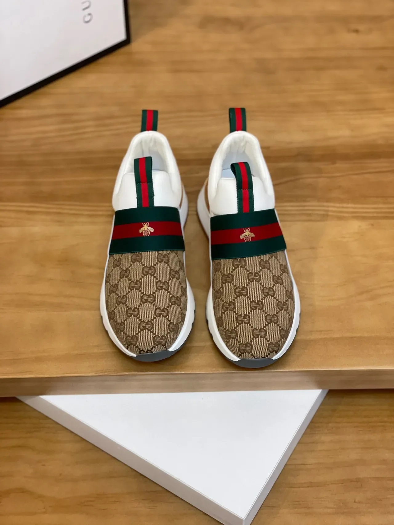 Gucci Screener भूरा और सफेद GG Monogram Web Strap लाइफस्टाइल स्नीकर 2