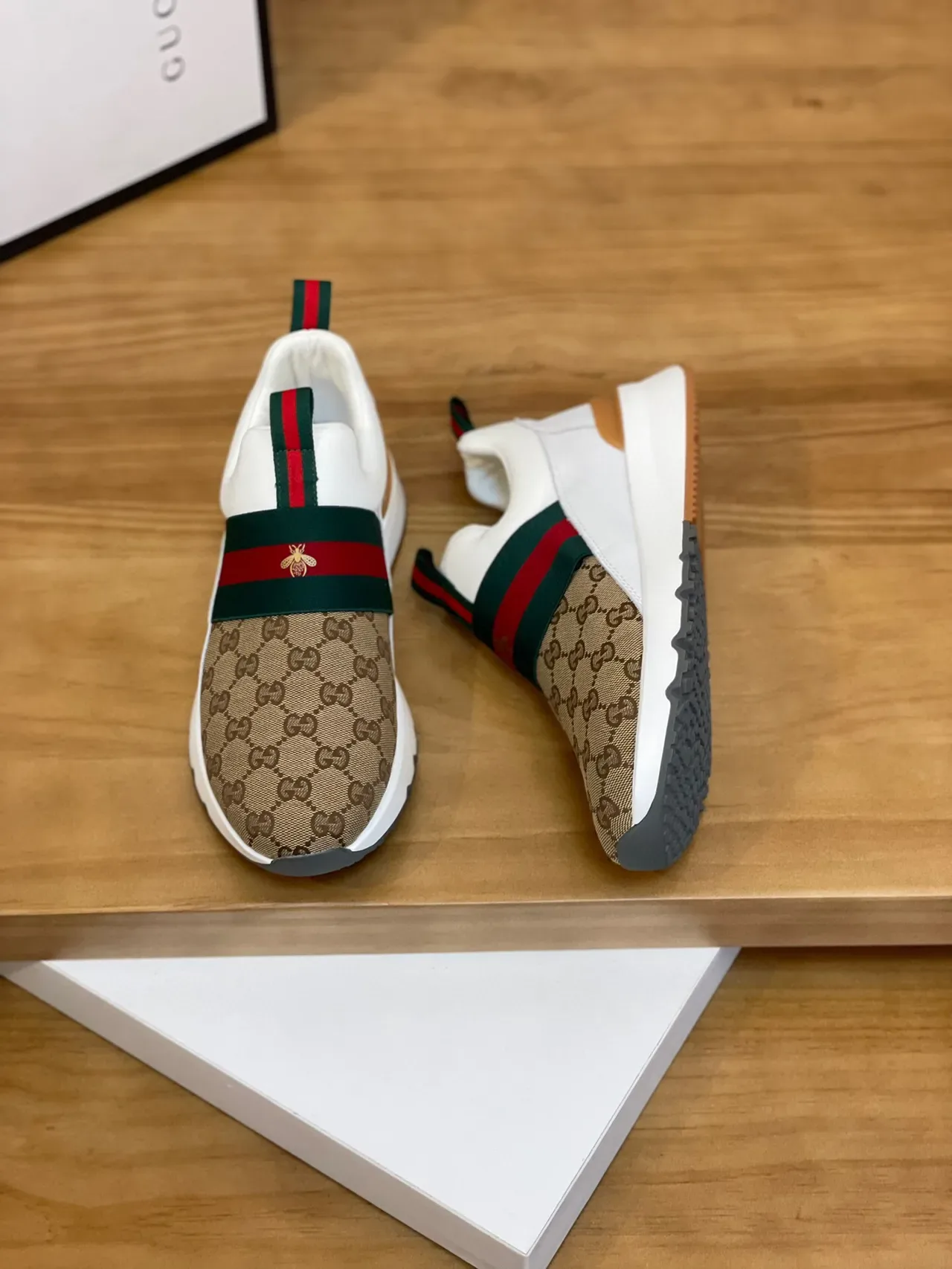 Gucci Screener भूरा और सफेद GG Monogram Web Strap लाइफस्टाइल स्नीकर 3