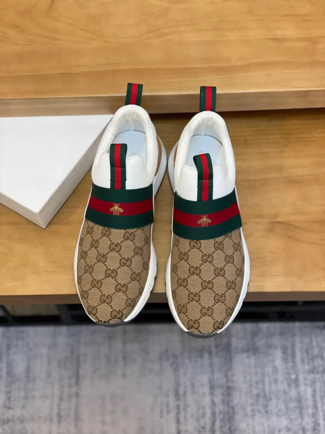 Gucci Screener भूरा और सफेद GG Monogram Web Strap लाइफस्टाइल स्नीकर 4