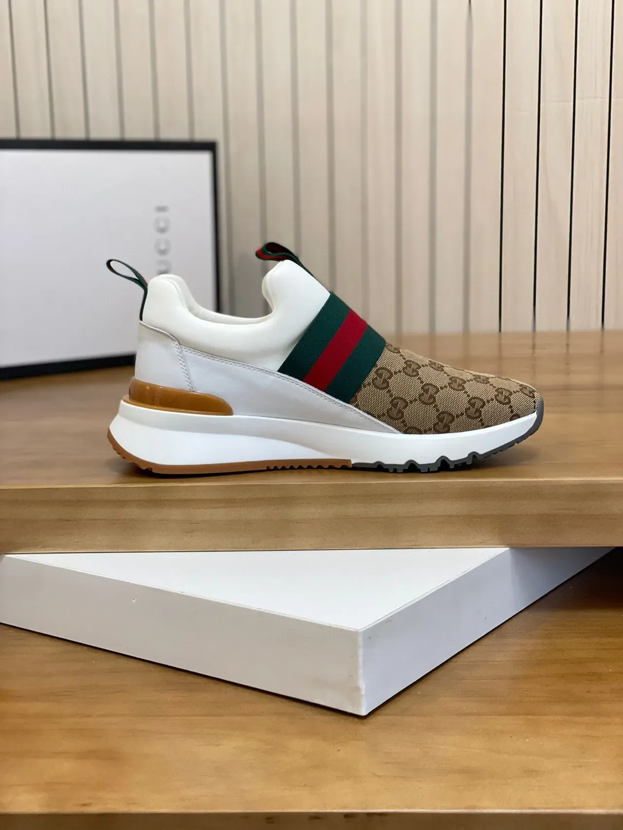 Gucci Screener भूरा और सफेद GG Monogram Web Strap लाइफस्टाइल स्नीकर 5