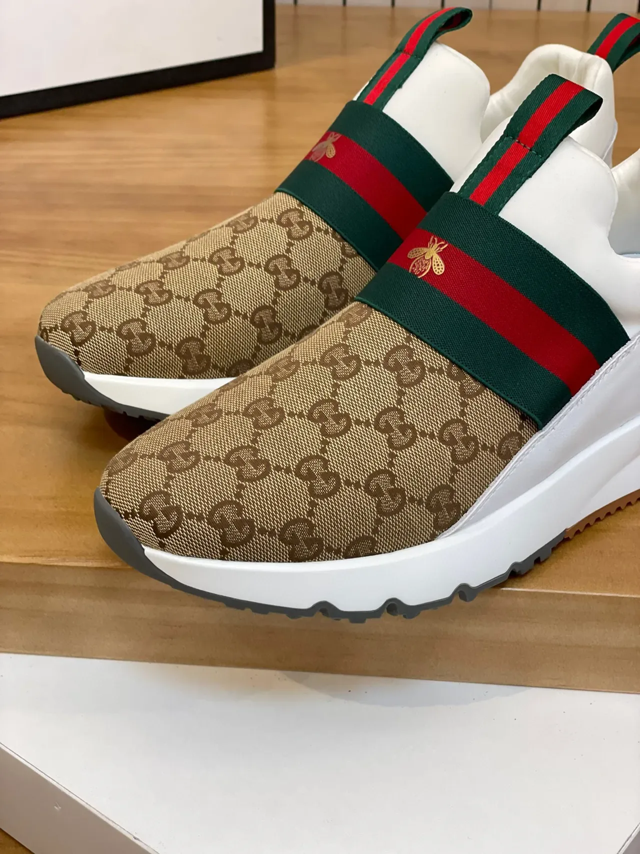 Gucci Screener भूरा और सफेद GG Monogram Web Strap लाइफस्टाइल स्नीकर 6