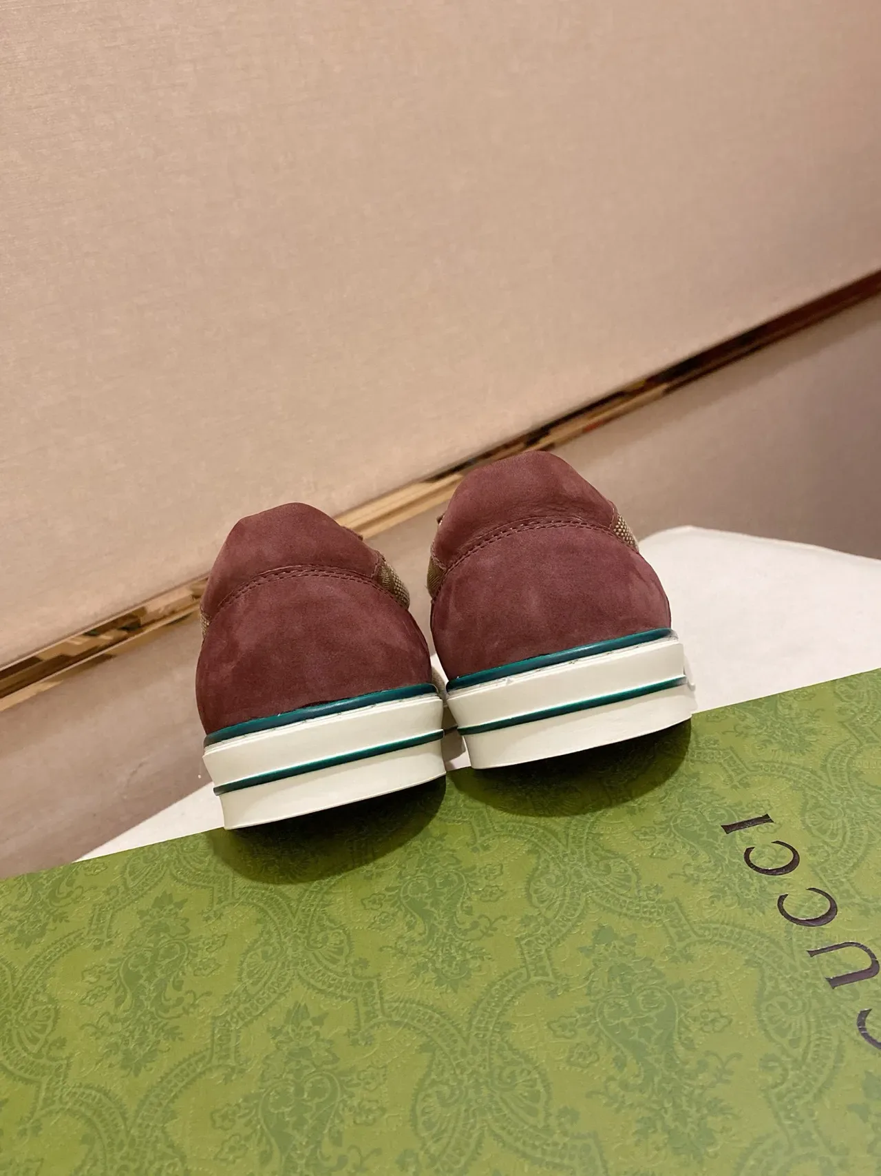 Gucci Screener Beige Burgundy GG Monogram Tênis Lifestyle 2