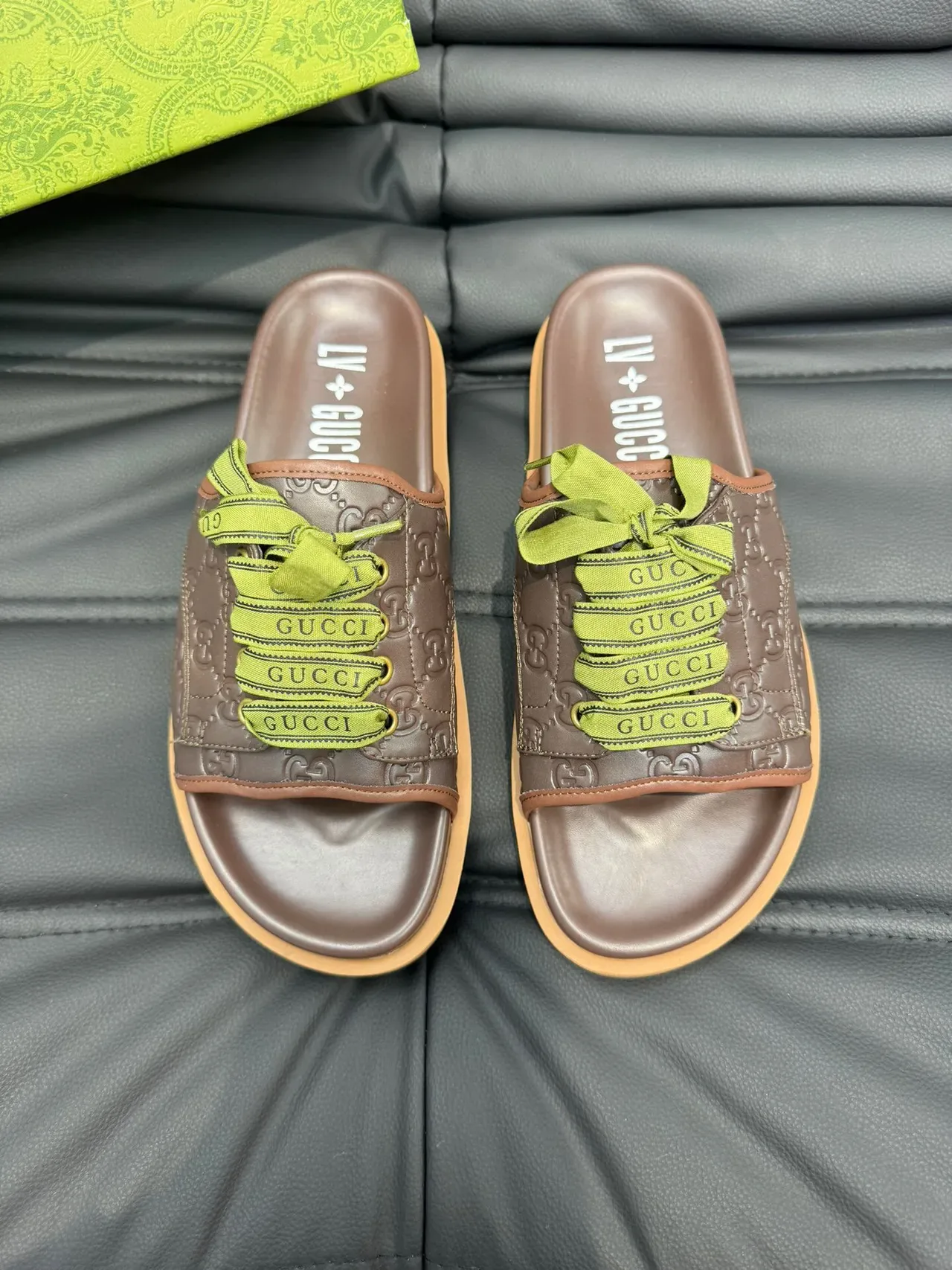 Gucci Screener Marrom Verde GG Monogram Couro Embossado Fita Rendada Detalhe de Laço Chinelos 2
