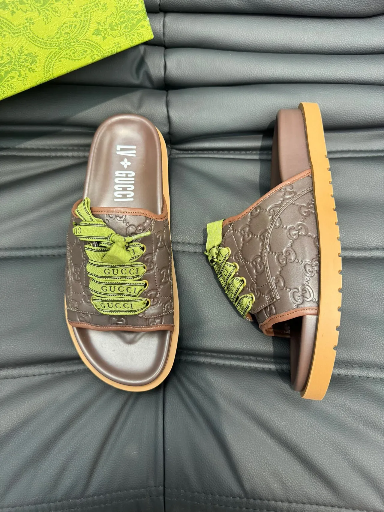 Gucci Screener Marrom Verde GG Monogram Couro Embossado Fita Rendada Detalhe de Laço Chinelos 3