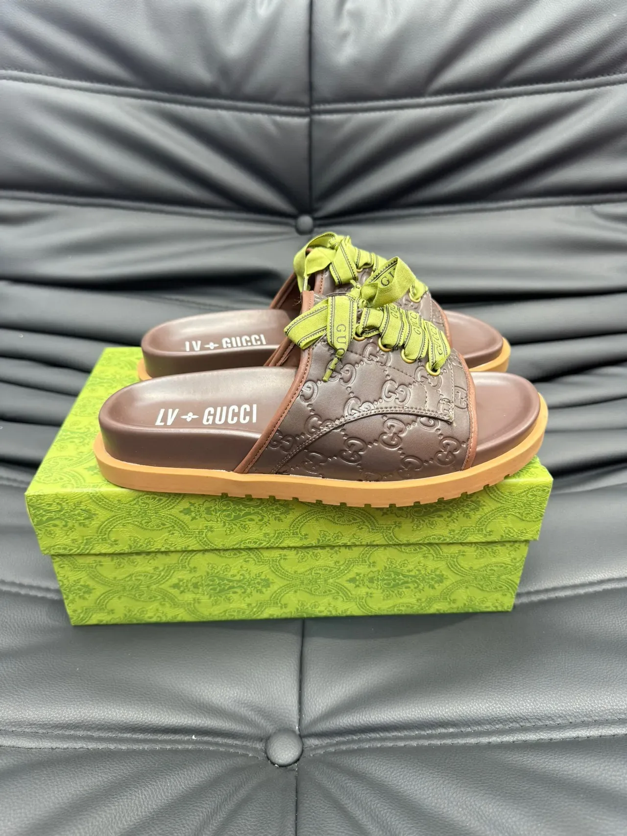 Gucci Screener Marrom Verde GG Monogram Couro Embossado Fita Rendada Detalhe de Laço Chinelos 4