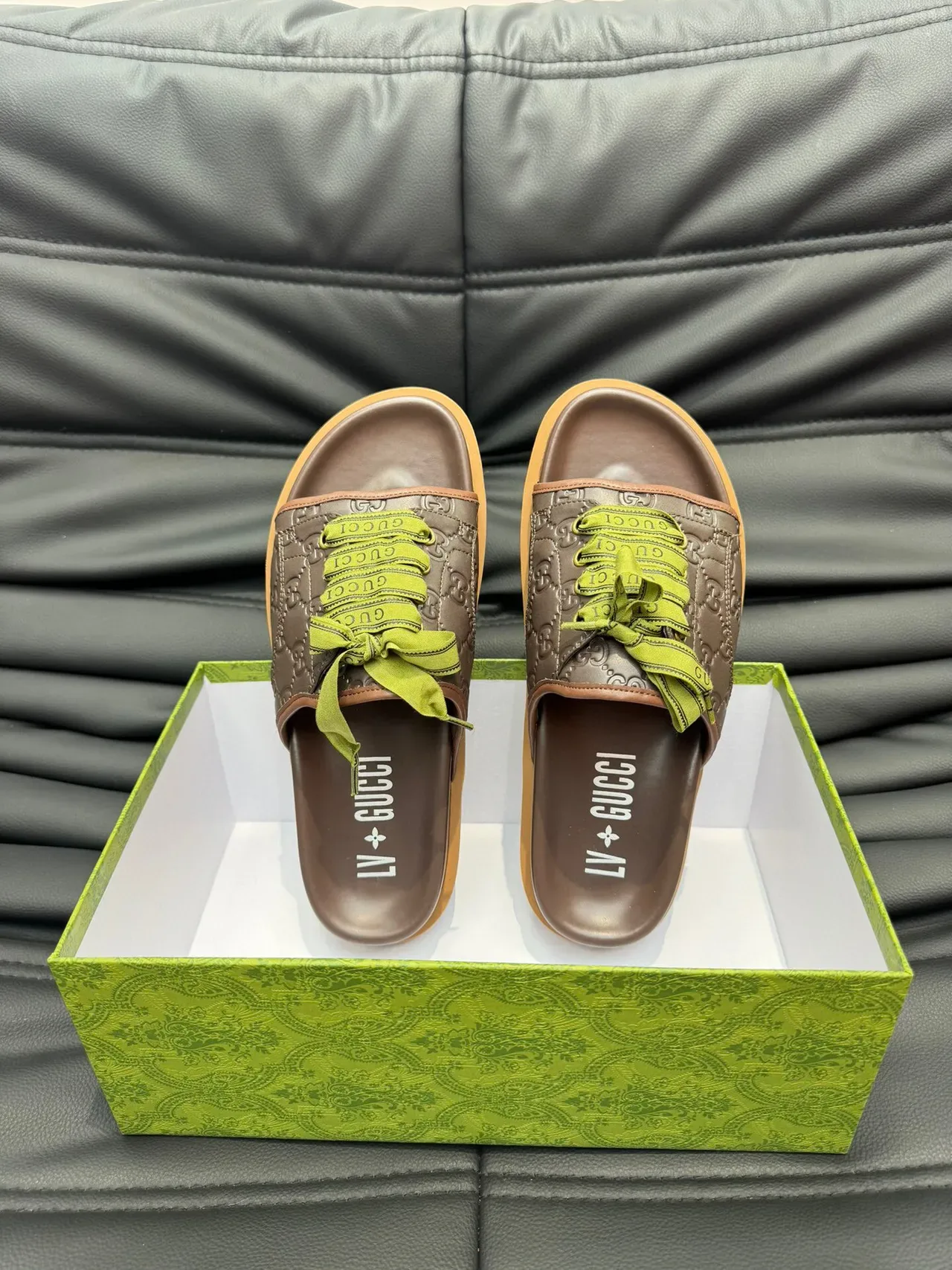 Gucci Screener Marrom Verde GG Monogram Couro Embossado Fita Rendada Detalhe de Laço Chinelos 5