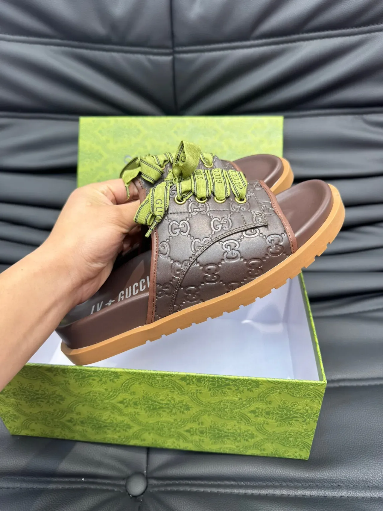 Gucci Screener Marrom Verde GG Monogram Couro Embossado Fita Rendada Detalhe de Laço Chinelos 6