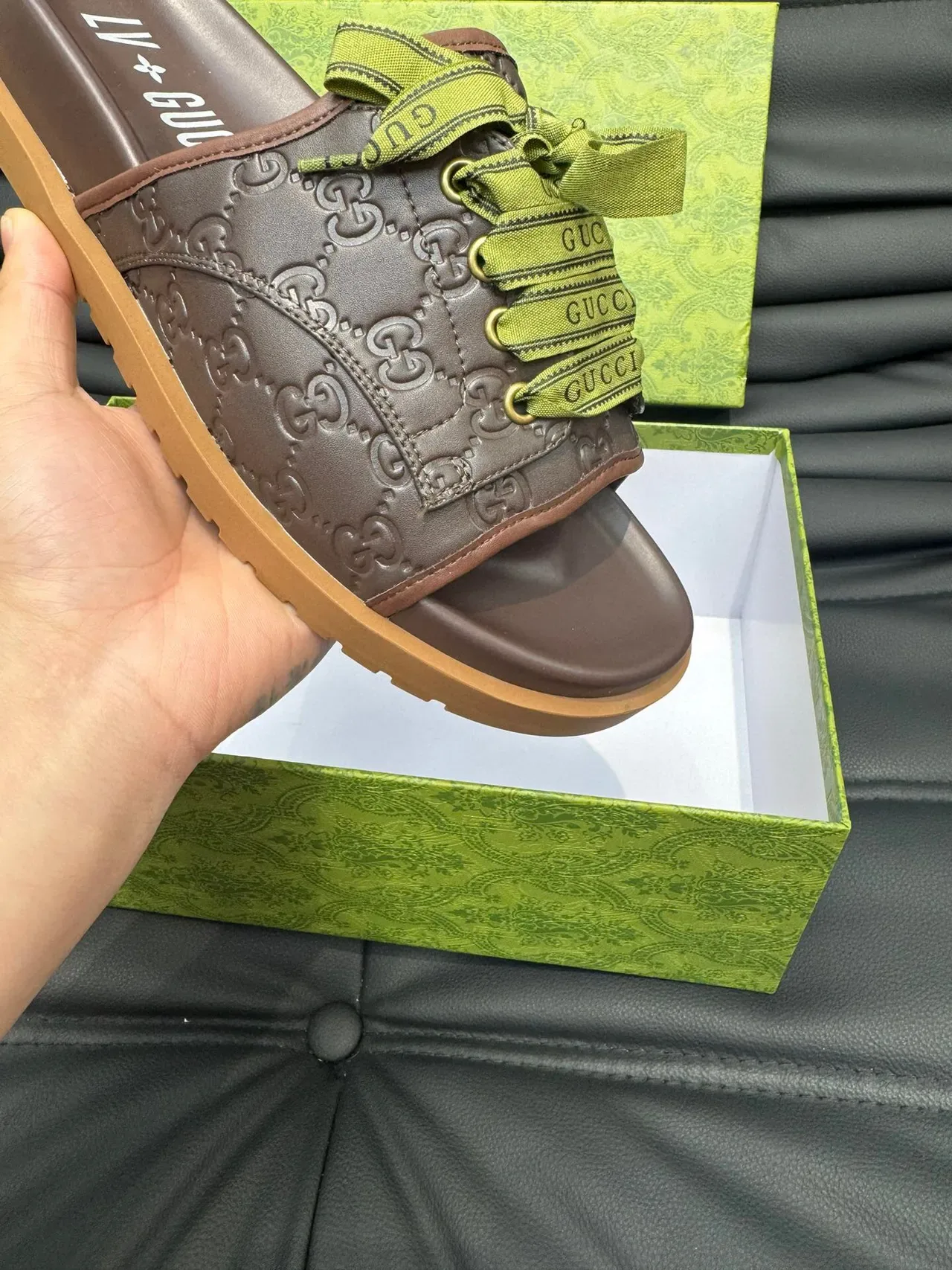 Gucci Screener Marrom Verde GG Monogram Couro Embossado Fita Rendada Detalhe de Laço Chinelos 7