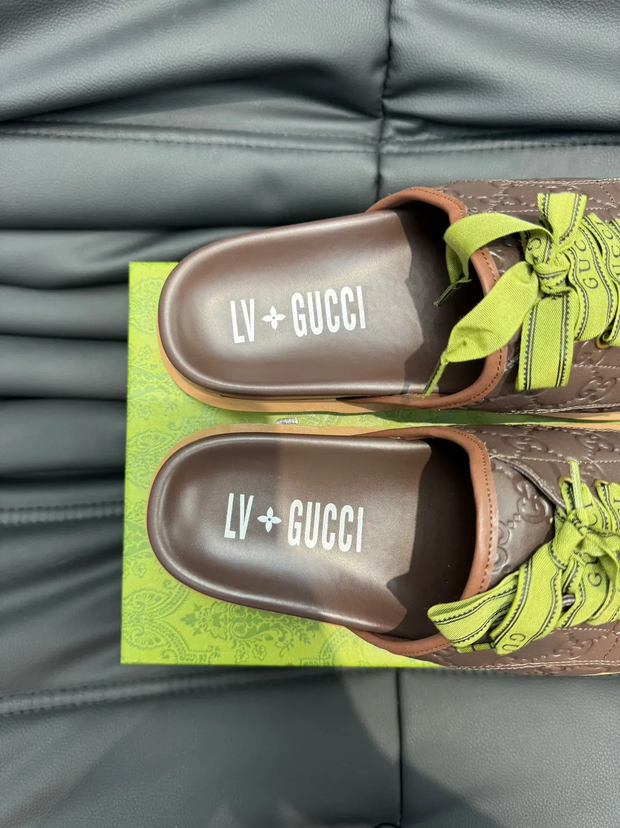 Gucci Screener Marrom Verde GG Monogram Couro Embossado Fita Rendada Detalhe de Laço Chinelos 8