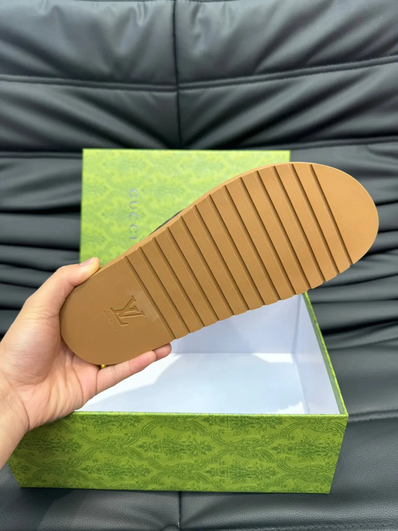 Gucci Screener Marrom Verde GG Monogram Couro Embossado Fita Rendada Detalhe de Laço Chinelos 9