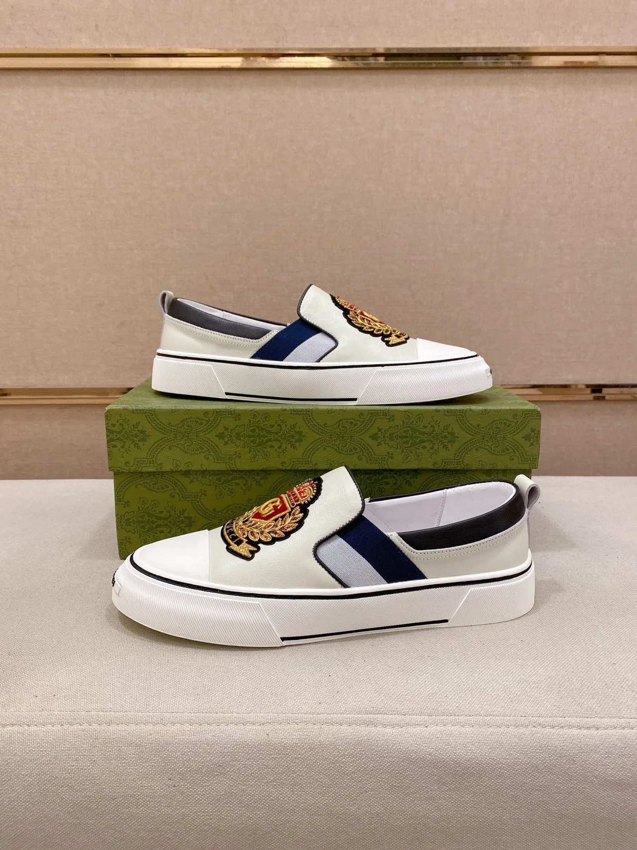Gucci Screener Embroidered Crest White Loafer 6