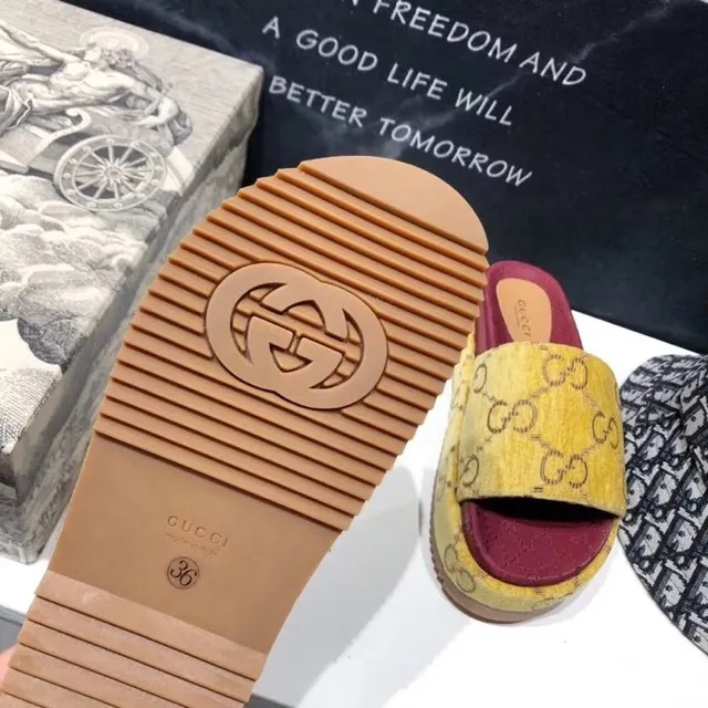 Gucci Screener सरसों का पीला और बर्गंडी GG Monogram प्लेटफॉर्म स्लिपर्स 2