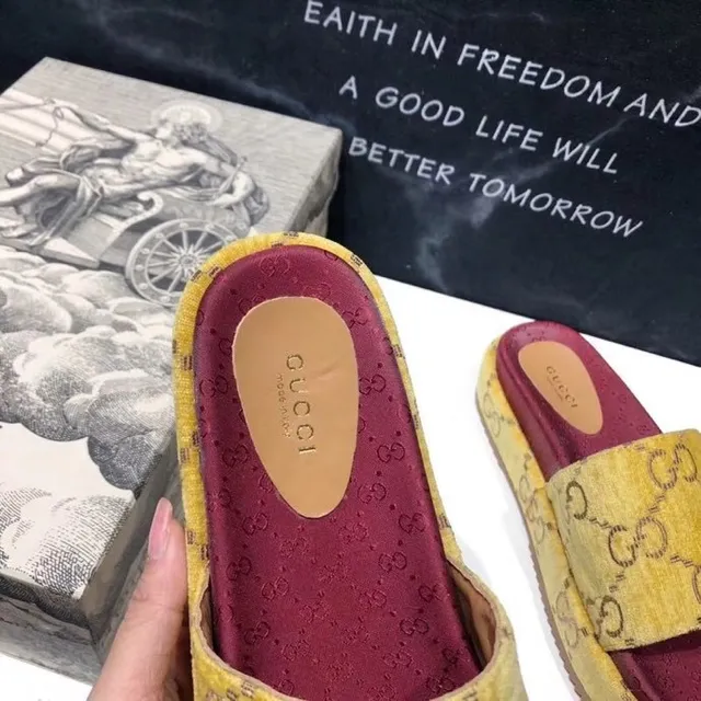 Gucci Screener सरसों का पीला और बर्गंडी GG Monogram प्लेटफॉर्म स्लिपर्स 3
