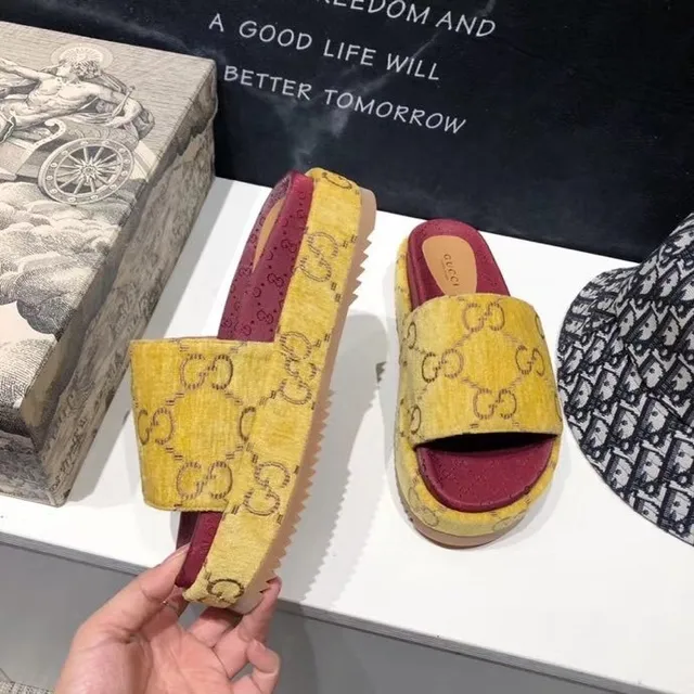 Gucci Screener सरसों का पीला और बर्गंडी GG Monogram प्लेटफॉर्म स्लिपर्स 4